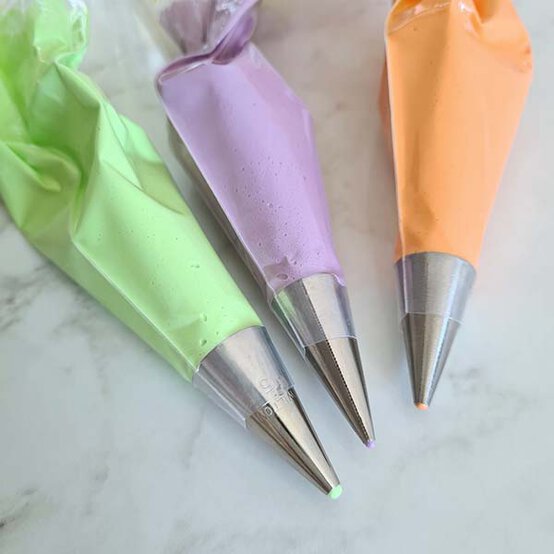 ideas%5Fhow%2Dto%2Ddecorate%2Da%2Dhalloween%2Dbundt%2Dcake%5Fstep%2D5b.jpg?sw=554&q=85