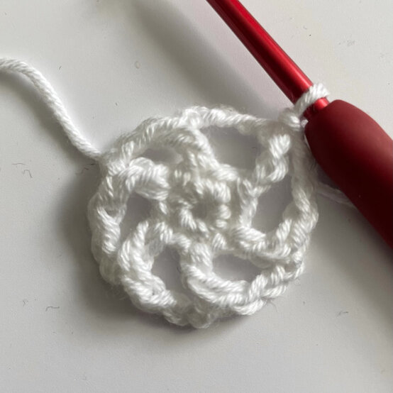 idea%5Fhalloween%2Dcrochet%2Dwreath%2Dcobweb%5Fstep%2D4.jpg?sw=554&q=85