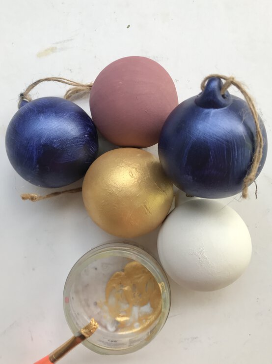 how_to_make_macrame_baubles_blue_tutorial_step-1.jpg?sw=554&q=85