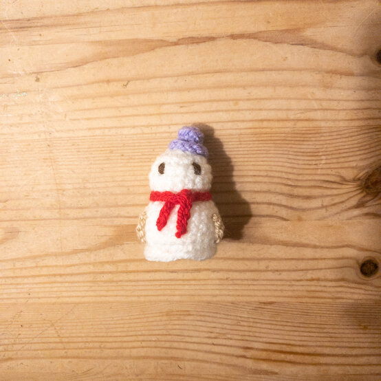 gingerbreadhouse-_snowman.jpg?sw=554&q=85