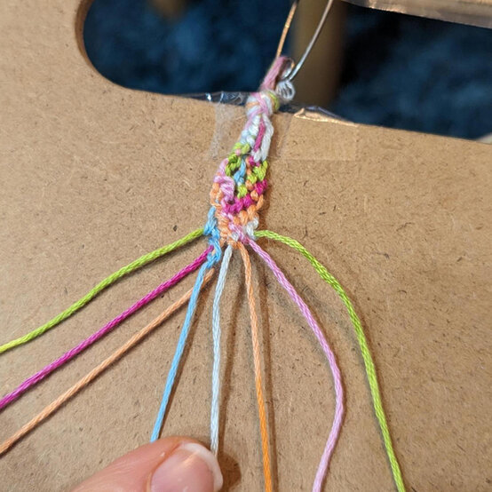 ideas%5Fhow%2Dto%2Dmake%2Dfriendship%2Dbracelets%5Fchevron%2Dbracelet%2D3.jpg?sw=554&q=85