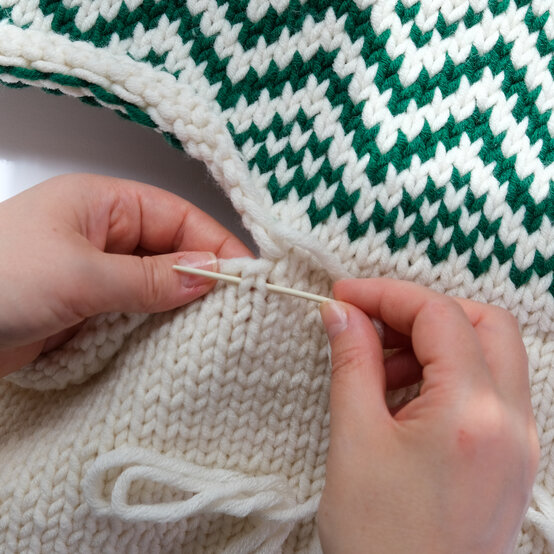 Idea_How-to-knit-a-Christmas-tree-cushion_image-6.jpg?sw=554&q=85