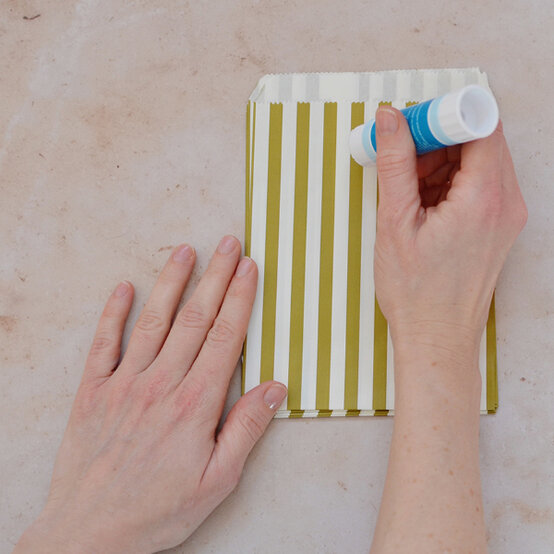 paper-bag-stars3.jpg?sw=554&q=85