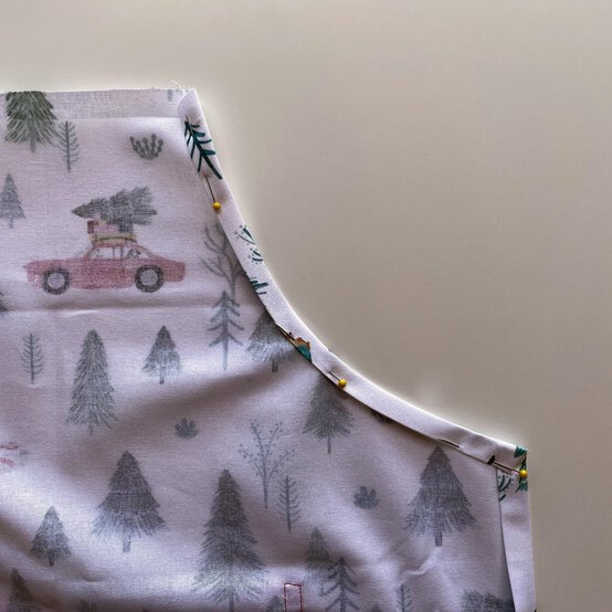 how-to-sew-an-apron_step19_2.jpg?sw=554&q=85