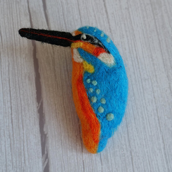 artisan-gisela-narten-felt-kingfisher-brooch.jpg?sw=554&q=85