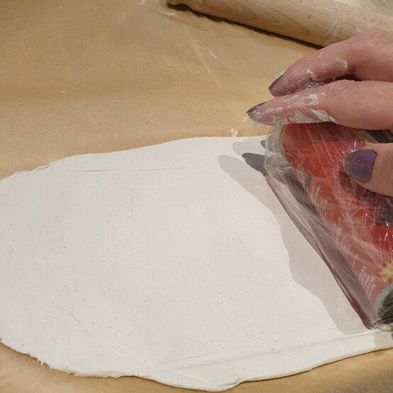 idea_messy-crafts-for-kids-pots_step2b.jpg?sw=554&q=85