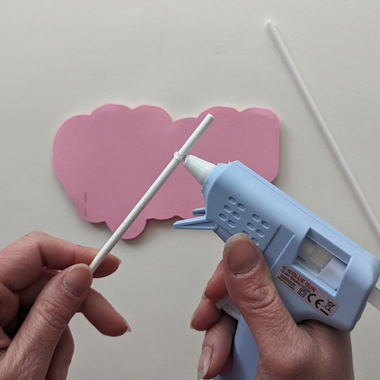 idea_cricut-how-to-make-a-shaker-cake-topper_step11a.jpg?sw=554&q=85