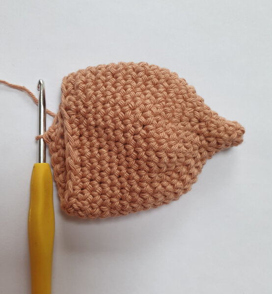 how-to-crochet-an-autumn-wreath-hedgehog.jpg?sw=554&q=85