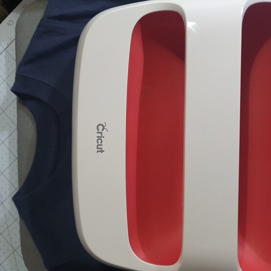 cricut_how_to_personalise_a_t-shirt_picture-20.jpg?sw=554&q=85