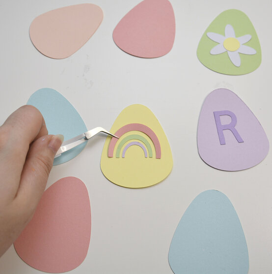 cricut_how_to_make_easter_egg_wall_art_step15_2.jpg?sw=554&q=85