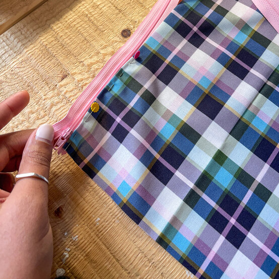 joules-piped-cushion---step-12a.jpg?sw=554&q=85