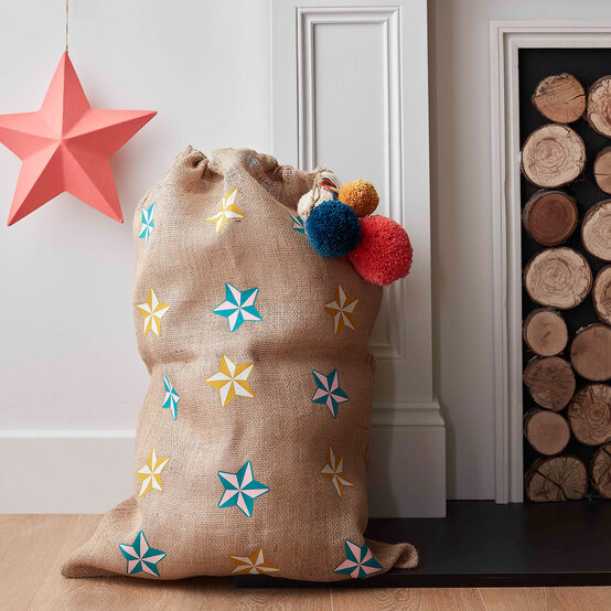 Cricut: How to Personalise a Hessian Sack with Iron-On Vinyl image number 1