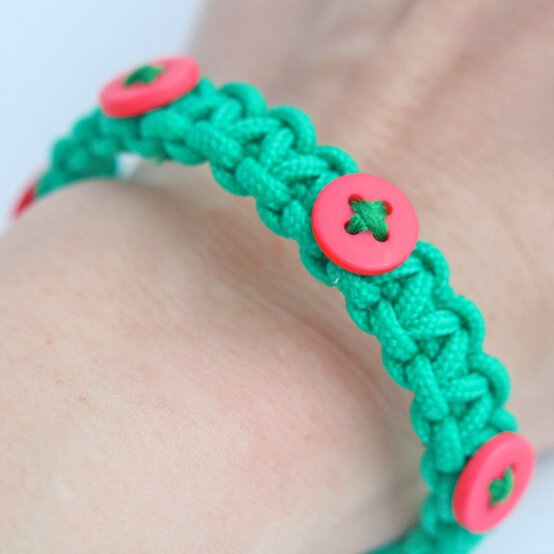 How to Make a Paracord Bracelet image number 1