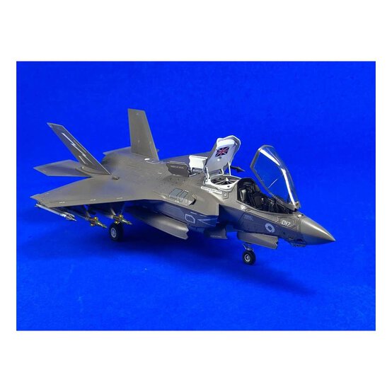 Italeri F-35B Lightning II Model Kit 1425 image number 2