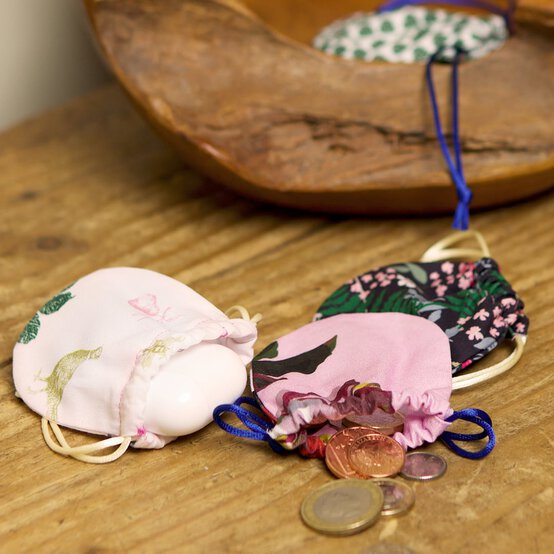 How to Make a Drawstring Coin Purse image number 1