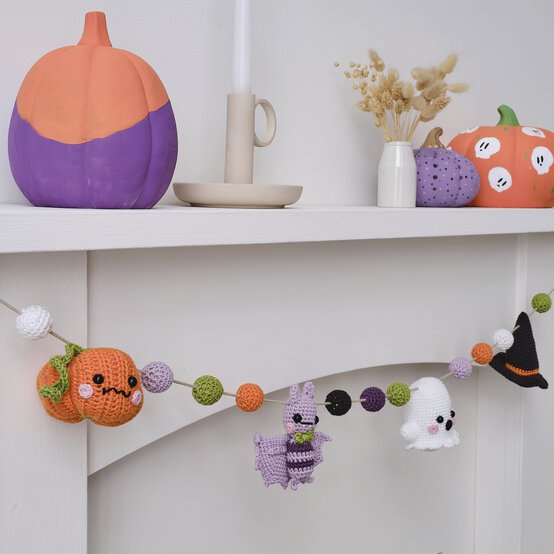 How to Crochet a Halloween Garland image number 1