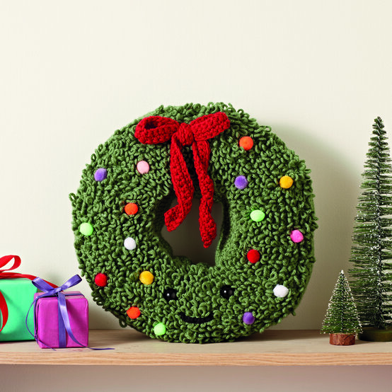 How to Crochet a Christmas Wreath Cushion image number 1