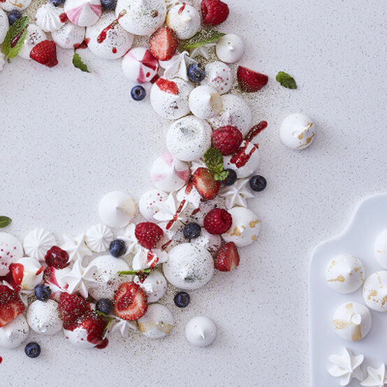 How to Make a Meringue Wreath image number 1