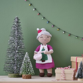 How to Crochet an Amigurumi Mrs Claus