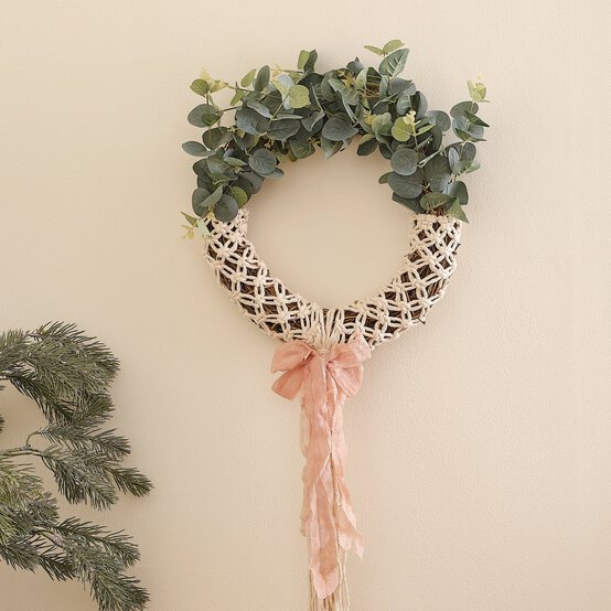 How to Make a Macram&eacute; Wreath image number 1