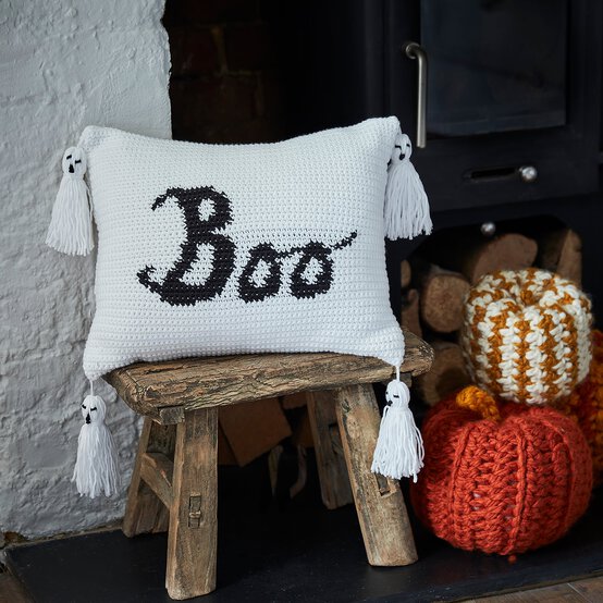 How to Make a Halloween Crochet Cushion image number 1