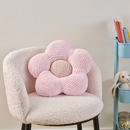 How to Crochet a Plush Flower Cushion image number 1