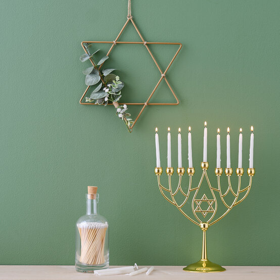 How to Make a Star of David Wreath image number 1