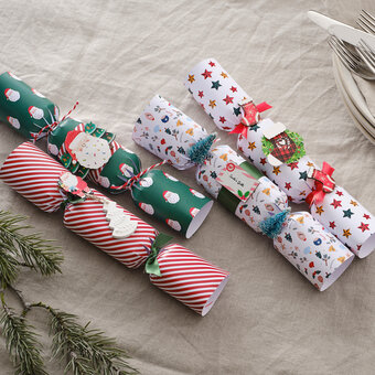How to Make Bright Christmas Crackers