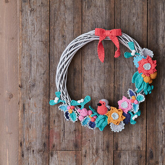 How to Crochet a Robin Christmas Wreath